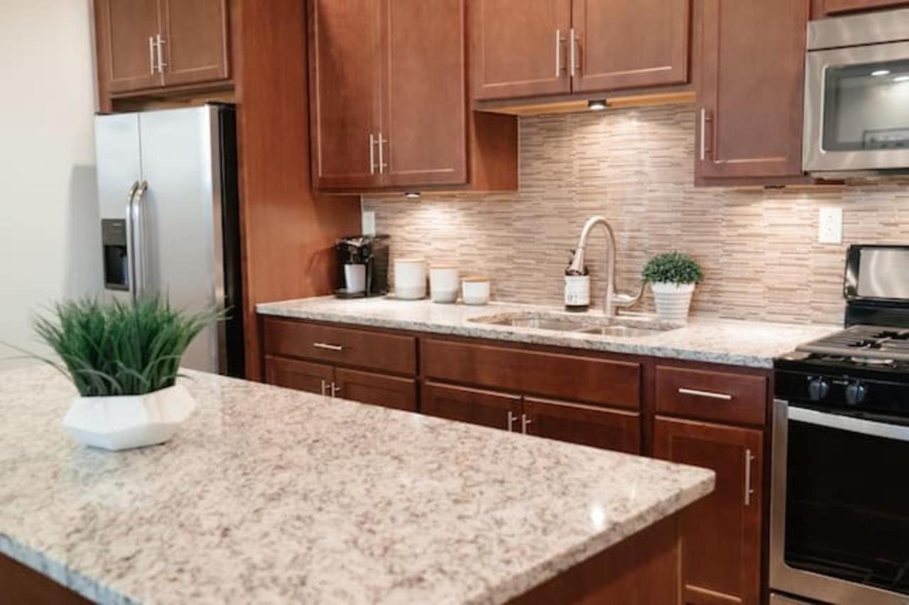 2Br Airy & Tidy Apt With Free Covered Parking - Central Modern شيكاغو المظهر الخارجي الصورة