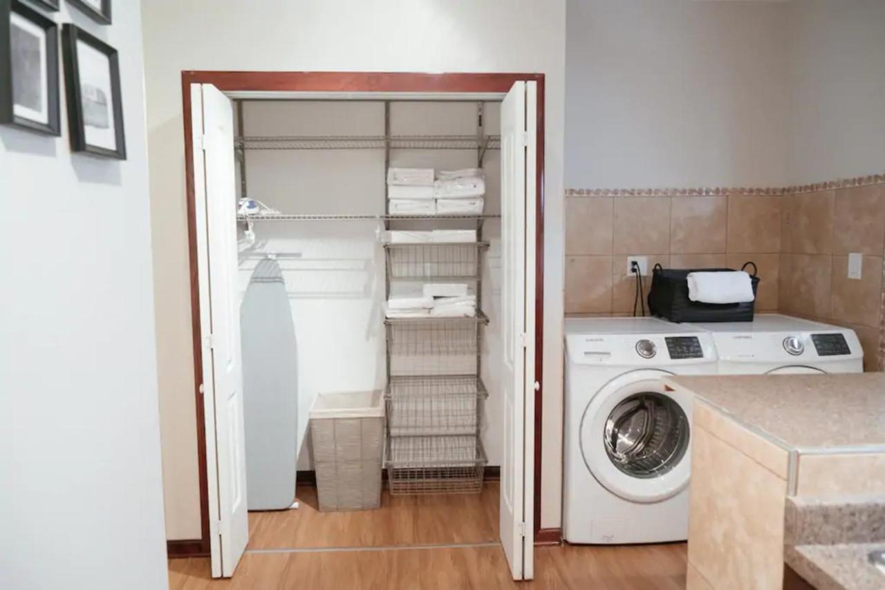 2Br Airy & Tidy Apt With Free Covered Parking - Central Modern شيكاغو المظهر الخارجي الصورة